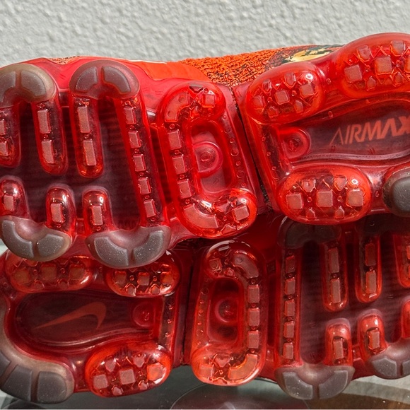 Nike Air VaporMax Flyknit 2 Sneakers
Size 8 USWomen's - Picture 9 of 10